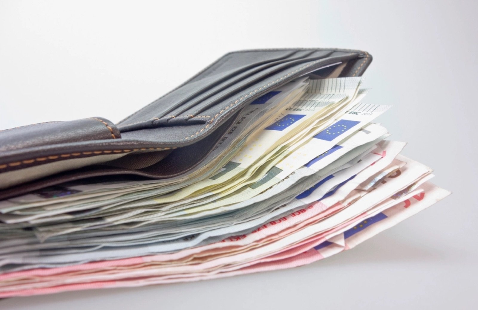Kambiyo senetlerine özgü takip — Cüzdan içinde deste halinde çeşitli banknotlar